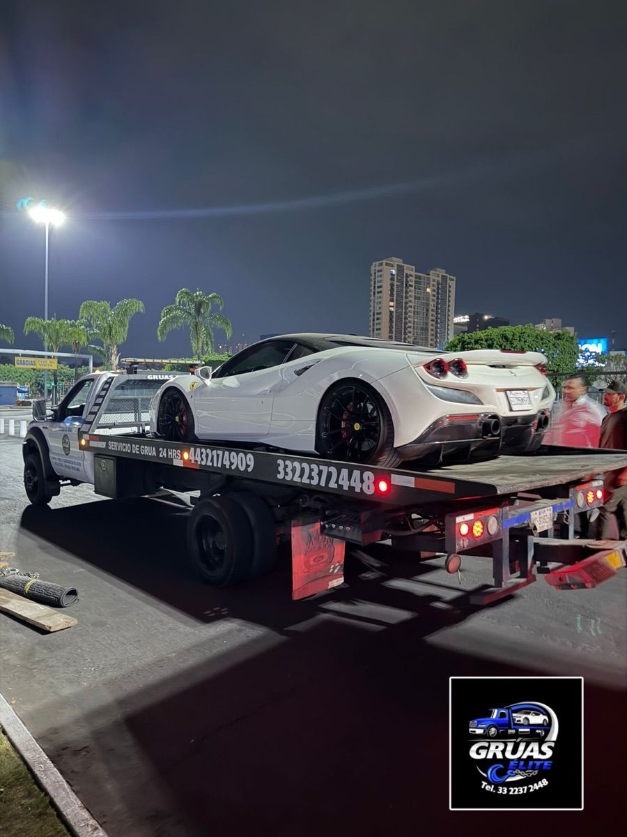 Ferrari F8 Tributo sobre la plataforma de Grúas Élite de noche