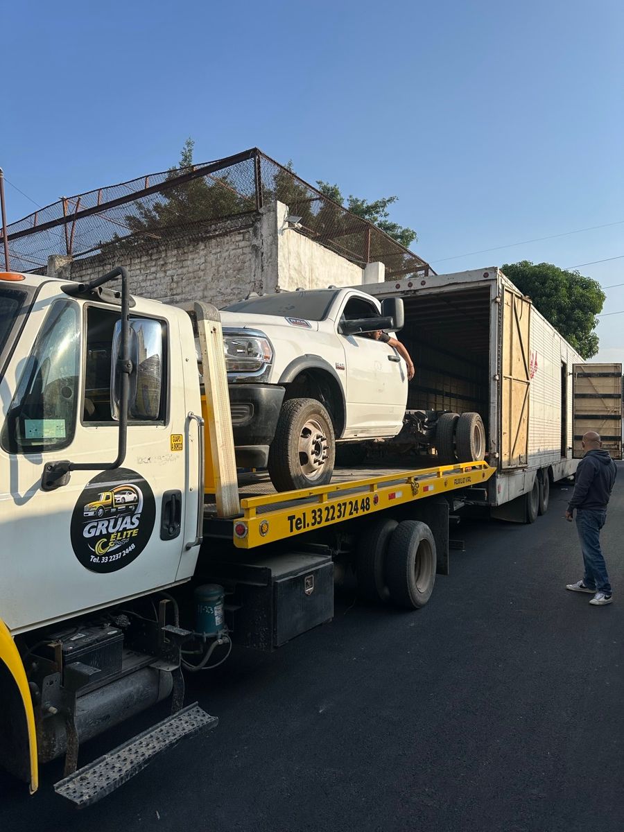 Camioneta RAM entrando a una caja seca desde la plataforma de Grúas Élite